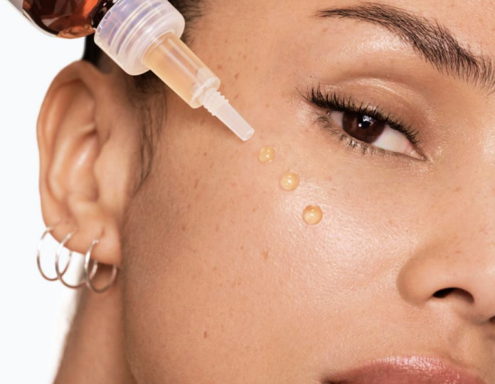 нанесите 2-3 капли сыворотки на лицо