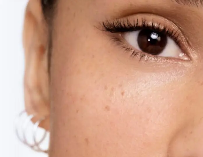 распределите сыворотку по всему лицу