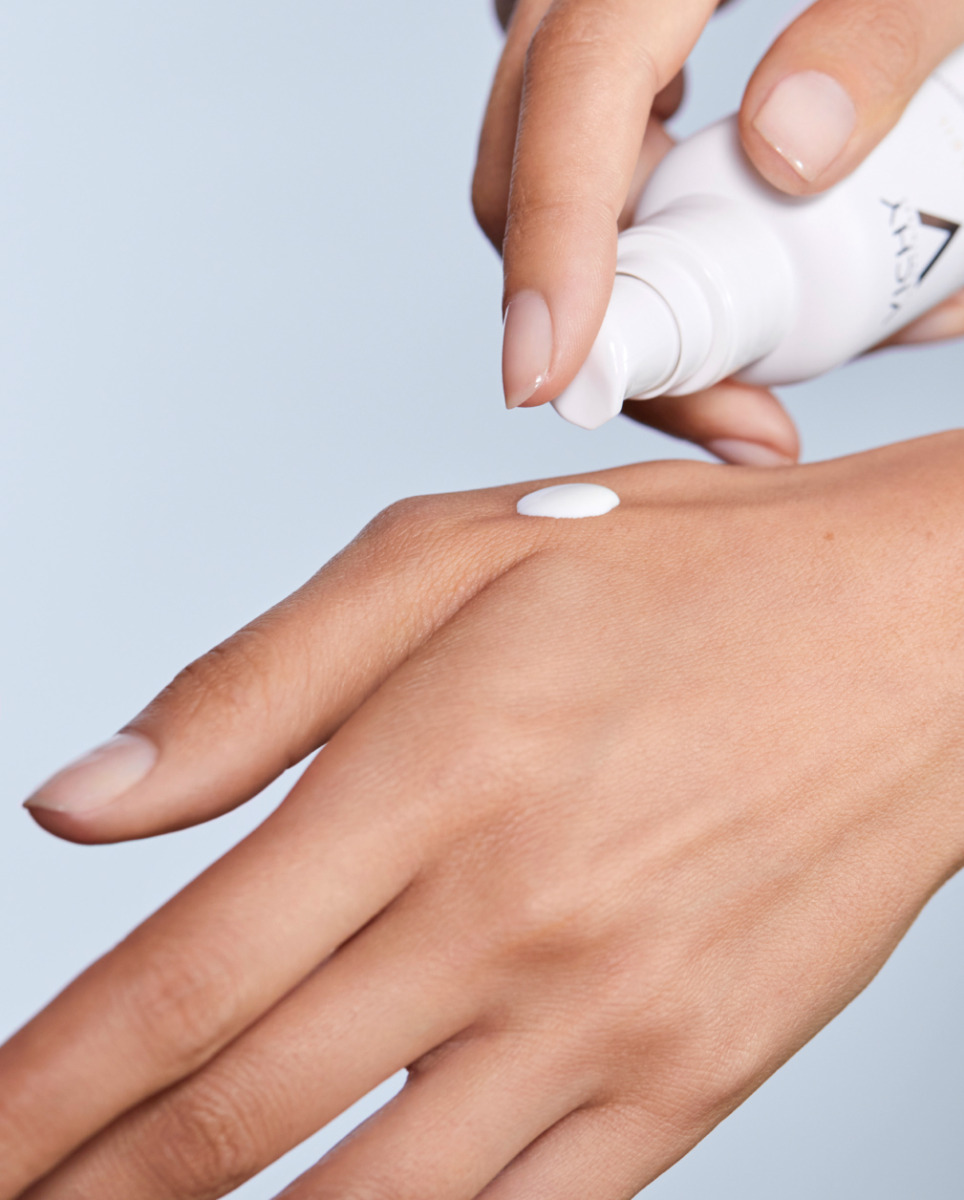 нажмите на дозатор