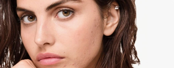 смойте водой