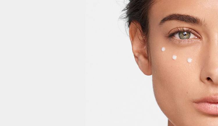 Как построить грамотный уход за кожей вокруг глаз?