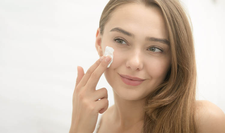 Прыщи на лице: причины возникновения и методы коррекции