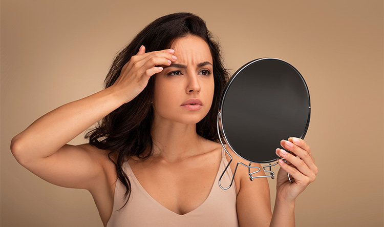 Прыщи на лбу: причины возникновения и методы коррекции