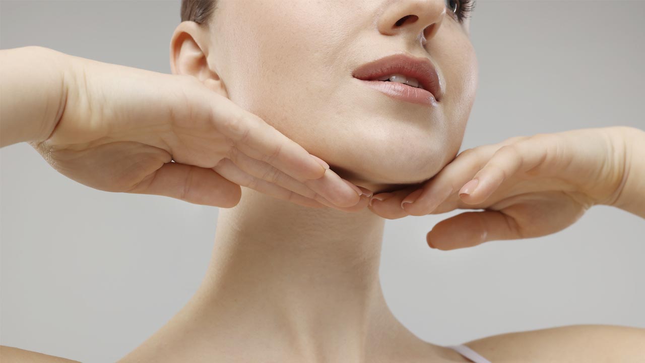 Дряблая кожа на шее: что делать и как вернуть упругость