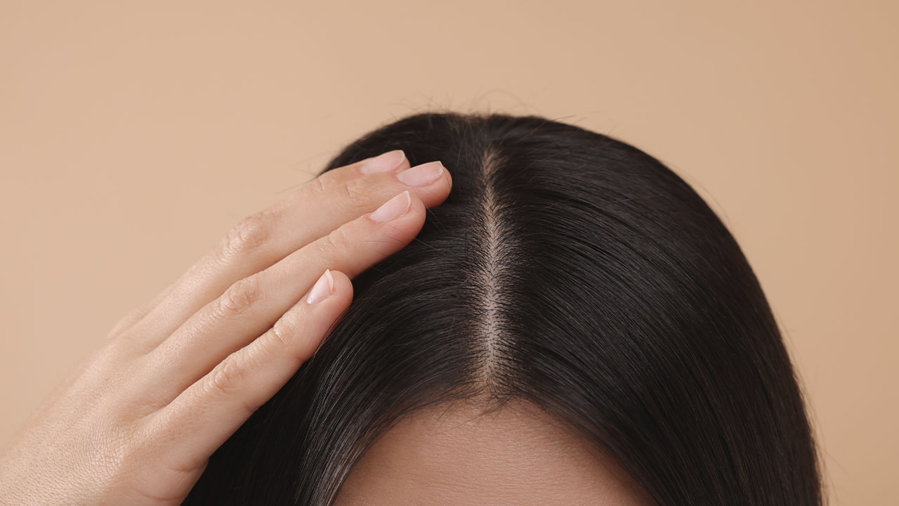 Сухая себорея кожи головы: от причин до ухода и профилактики